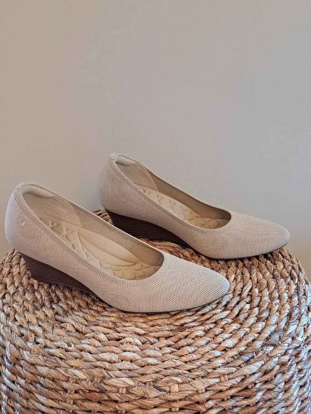 Vivaia Womens Deborah Stress Free Beige Knit‎ Pointed Toe Wedge Heels 39.5/8.5